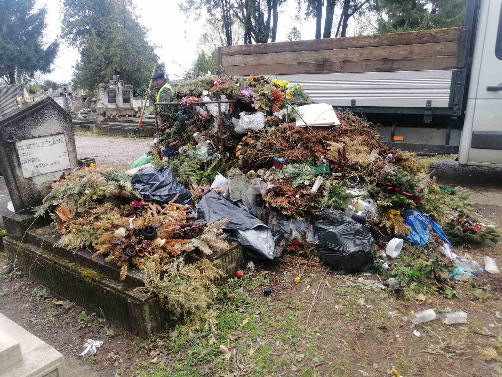 20210414 hulladékok gyüjtése egyházi temetőben2 optimized