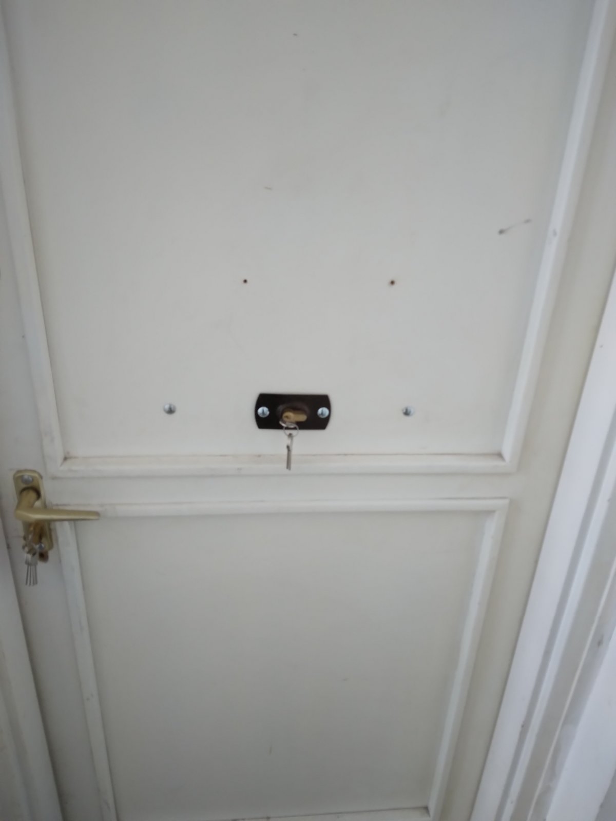 Bejárati ajtó zár cseréje hevederzár felszerelése 1
