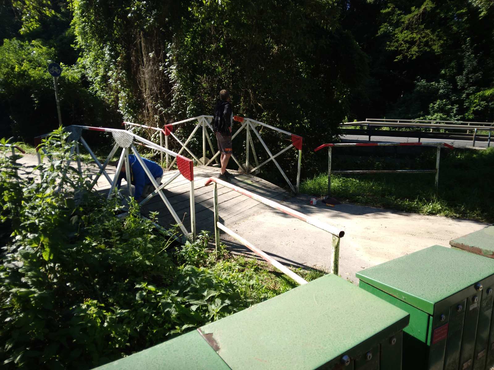Korlátok és híd csiszolása festése mázolása Duna part bicikliút