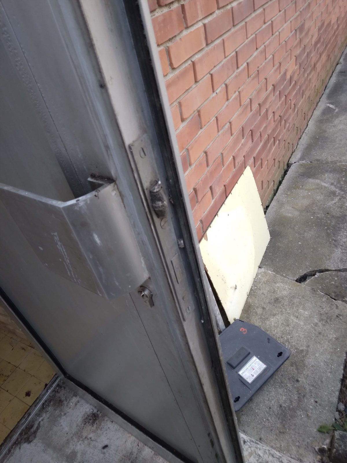 Bejárati ajtó feltörése zár cseréje az ajtó zárhatóvá tétele Simon konyha 3.jpg