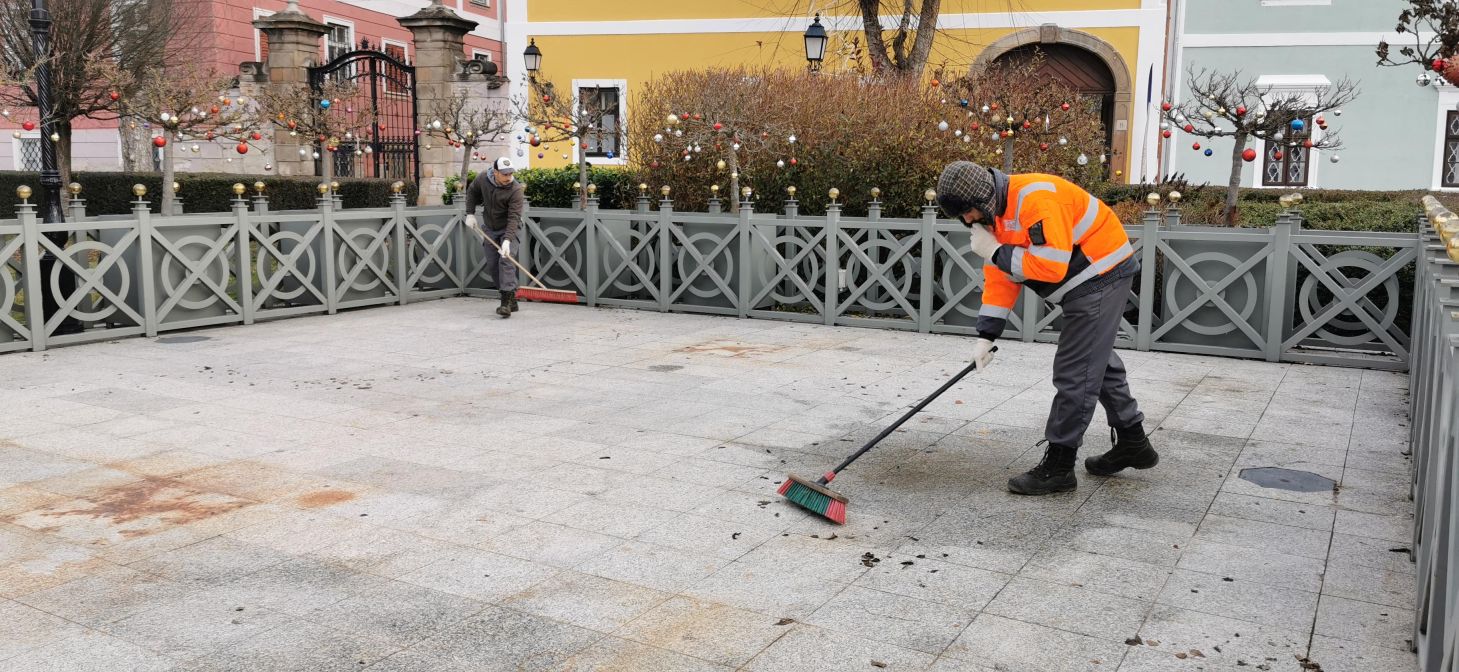 20241126 Jégpálya takarítása Főtér2