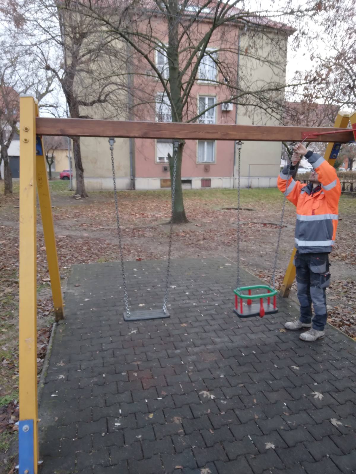 Hintaállvány korhadt alkatrészeinek cseréje Erzsébet u. játszótér.jpg3